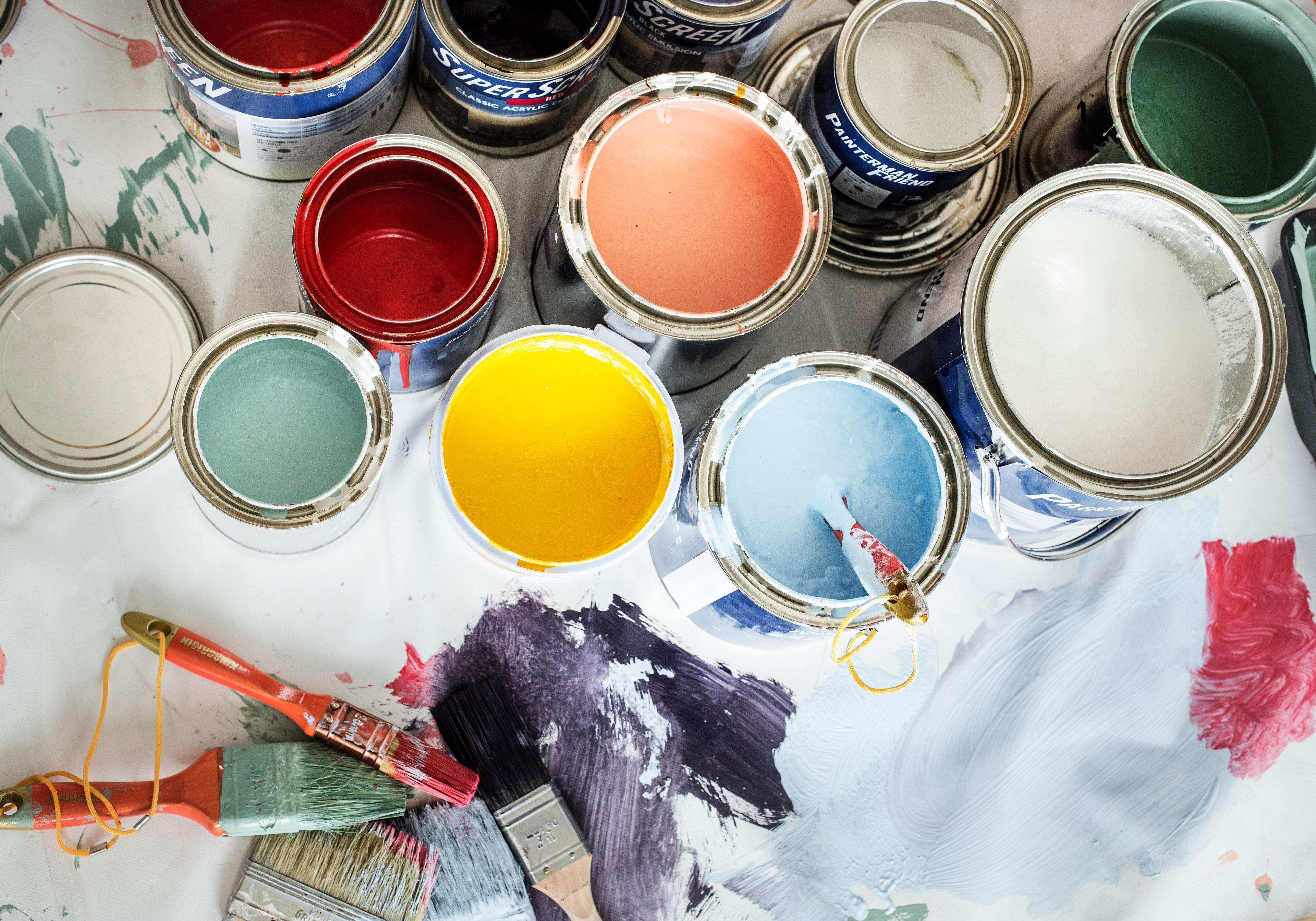 Équipe de peintres professionnels HO Peinture travaillant sur un projet à Yverdon-les-Bains